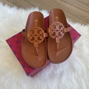 Tory Burch Cloud women’s thong Brown Sandals (aged camello)